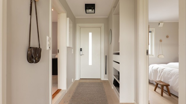 Mellom hovedsoverommet og badet er det kun et fåtall skritt. Elektronisk kodelås på inngangsdøren gjør nøkler overflødige.