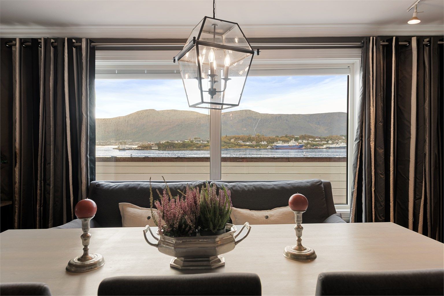 Utsikt mot Borgundfjorden og landskapet omkring fra spisebordet.