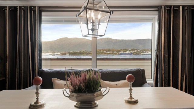 Utsikt mot Borgundfjorden og landskapet omkring fra spisebordet.