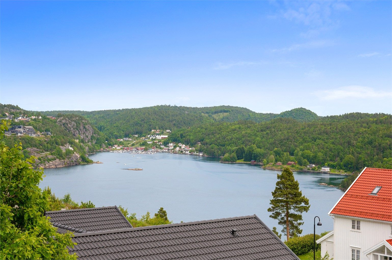 Nydelig utsikt mot Tvedestrandsfjorden og de vakre, grønne omgivelsene rundt