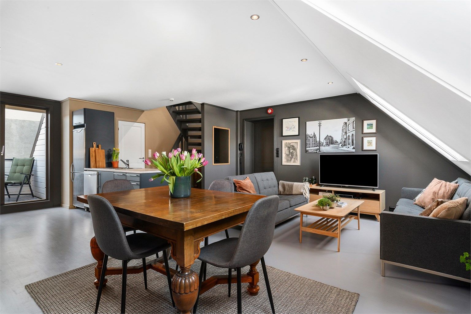 Velkommen til Hellegata 3, presentert av Krogsveen v/eiendomsmegler Robert T. Iversen - en sjarmerende loftsleilighet med populær beliggenhet!