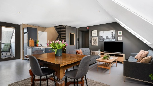 Velkommen til Hellegata 3, presentert av Krogsveen v/eiendomsmegler Robert T. Iversen - en sjarmerende loftsleilighet med populær beliggenhet!