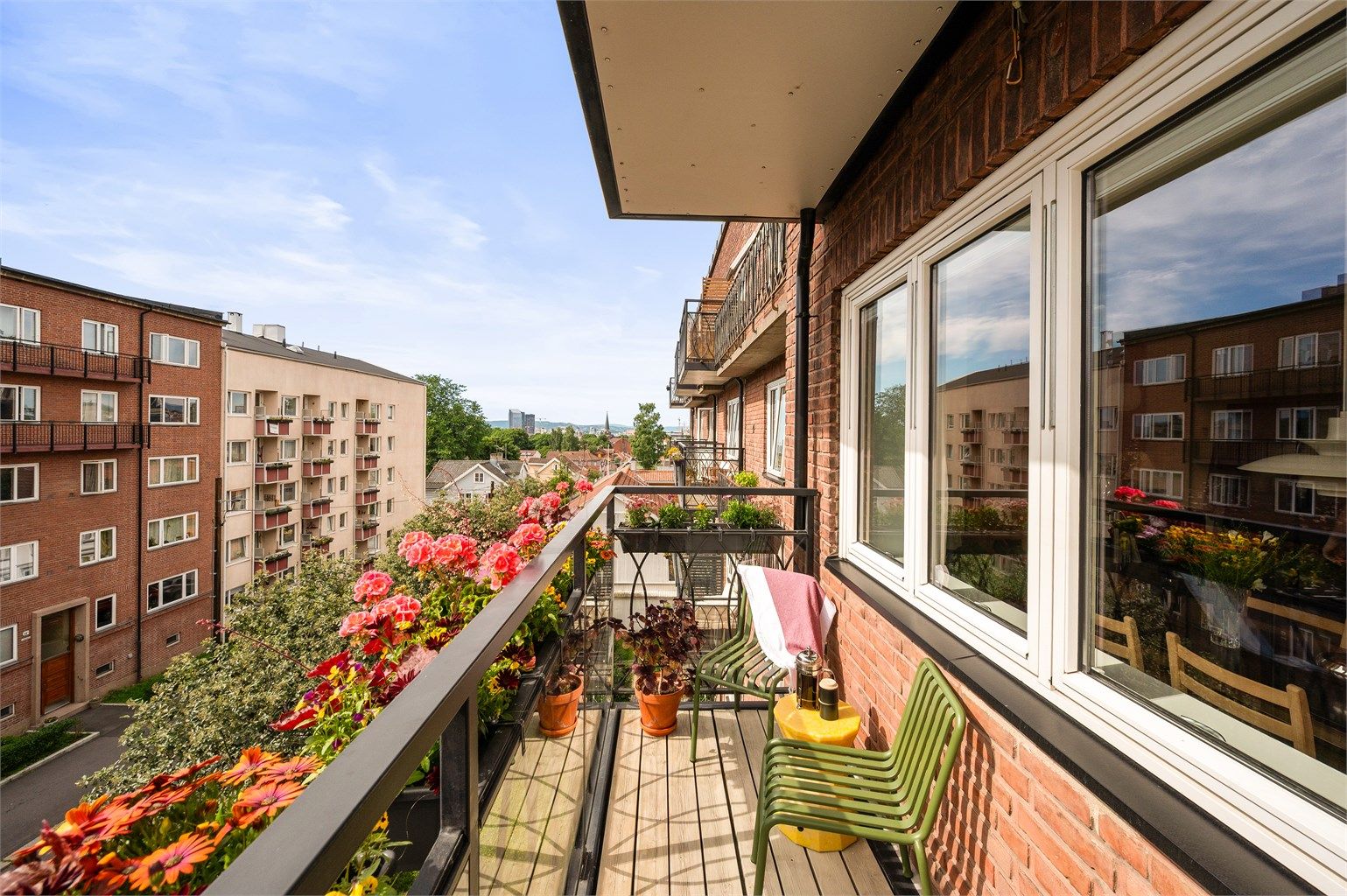 Balkongen har en attraktiv beliggenhet hvor solen kan nytes fra morgen og frem til ettermiddagen, og fungerer som en naturlig forlengelse av oppholdsrommet gjennom store deler av året.