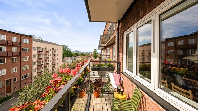 Balkongen har en attraktiv beliggenhet hvor solen kan nytes fra morgen og frem til ettermiddagen, og fungerer som en naturlig forlengelse av oppholdsrommet gjennom store deler av året.