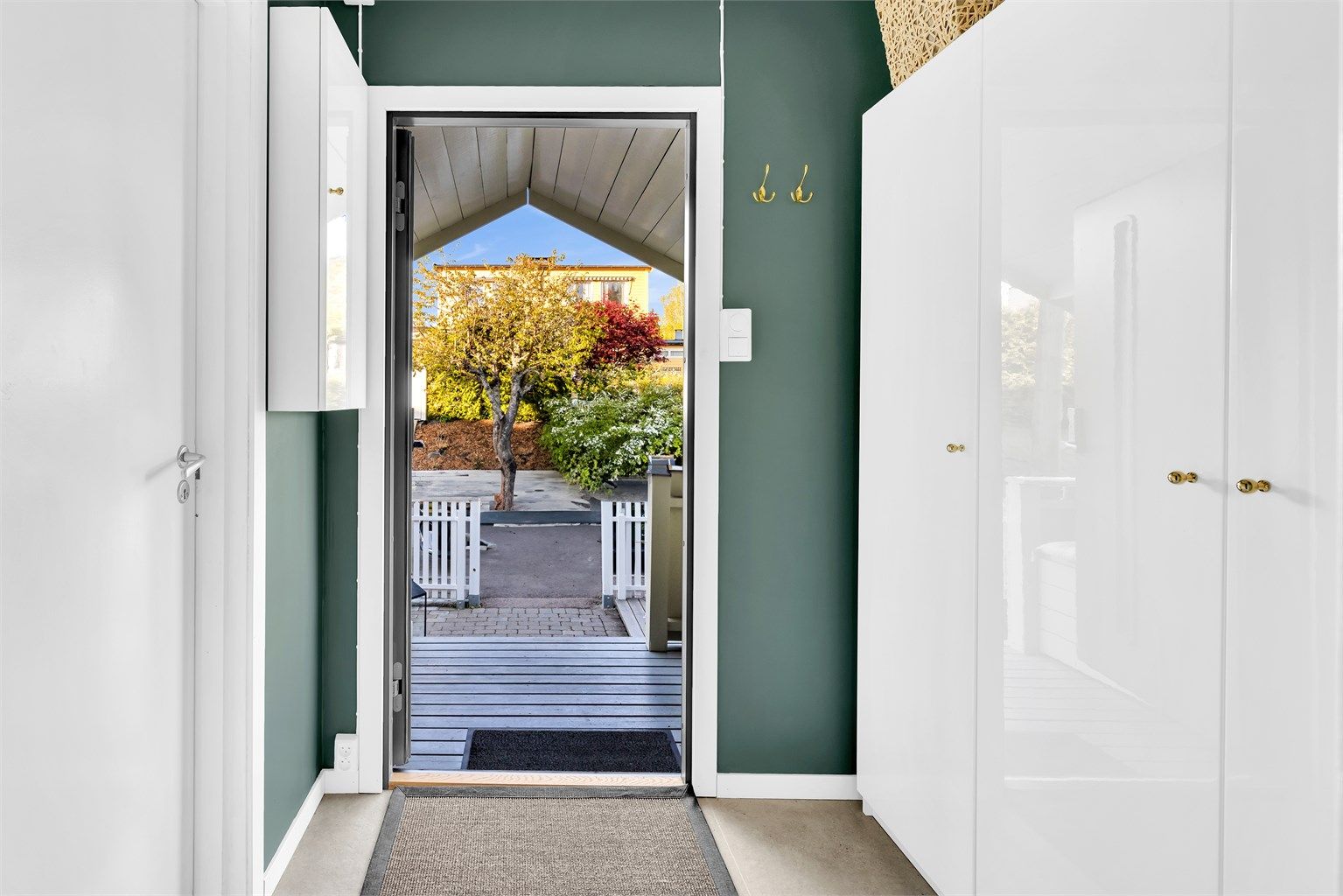 Entré med garderobeskap og plass til enkelt oppheng på siden. Dør til venstre går til etasjens soverom.