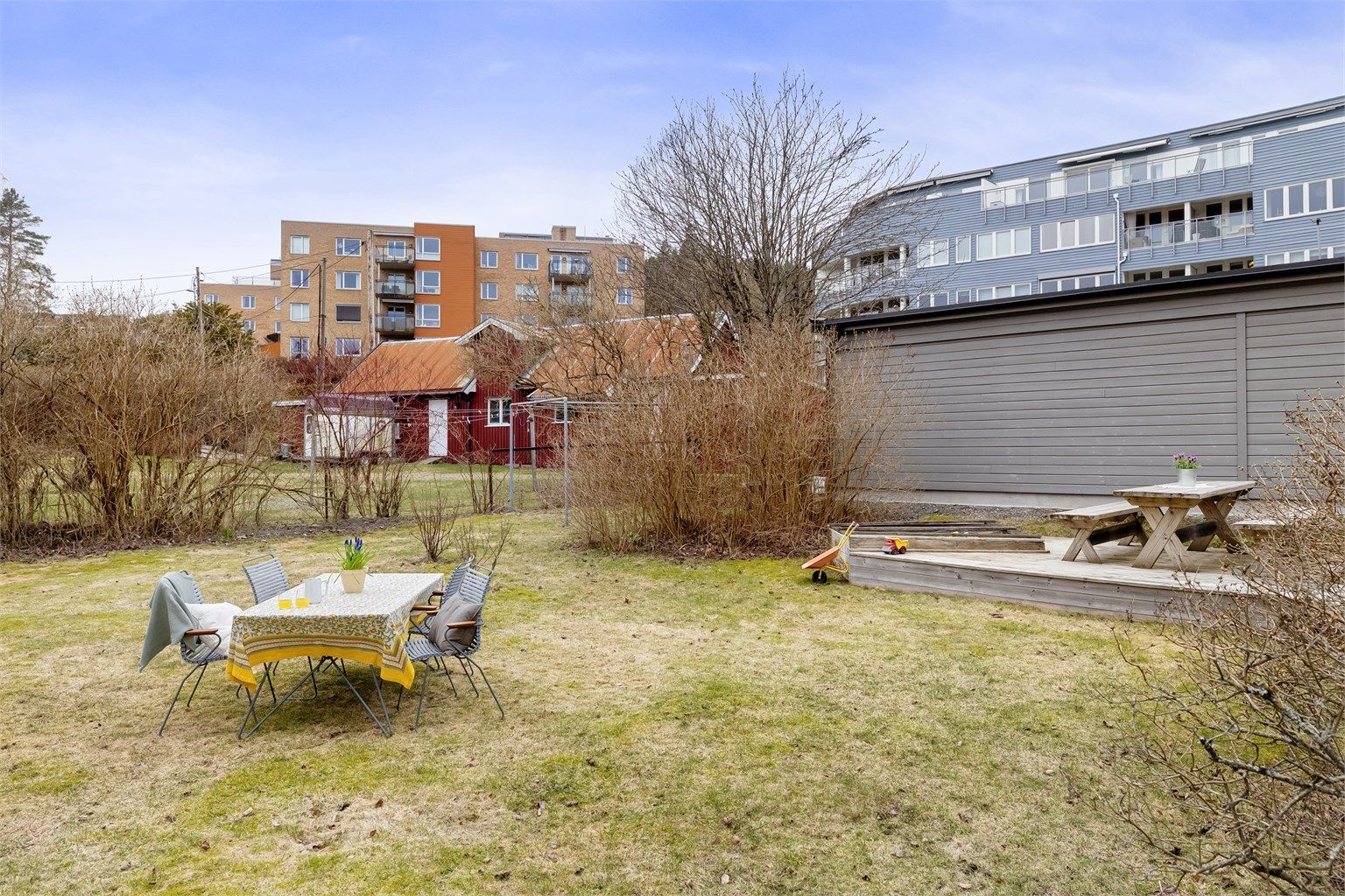 Ønsker du å bo et steinkast fra Lillomarka? Ha rådyr og ekorn i hagen? 