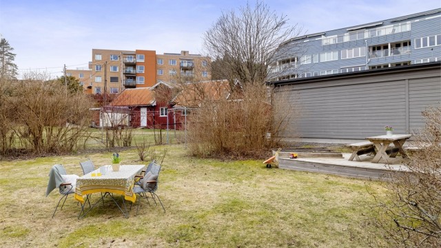 Ønsker du å bo et steinkast fra Lillomarka? Ha rådyr og ekorn i hagen?