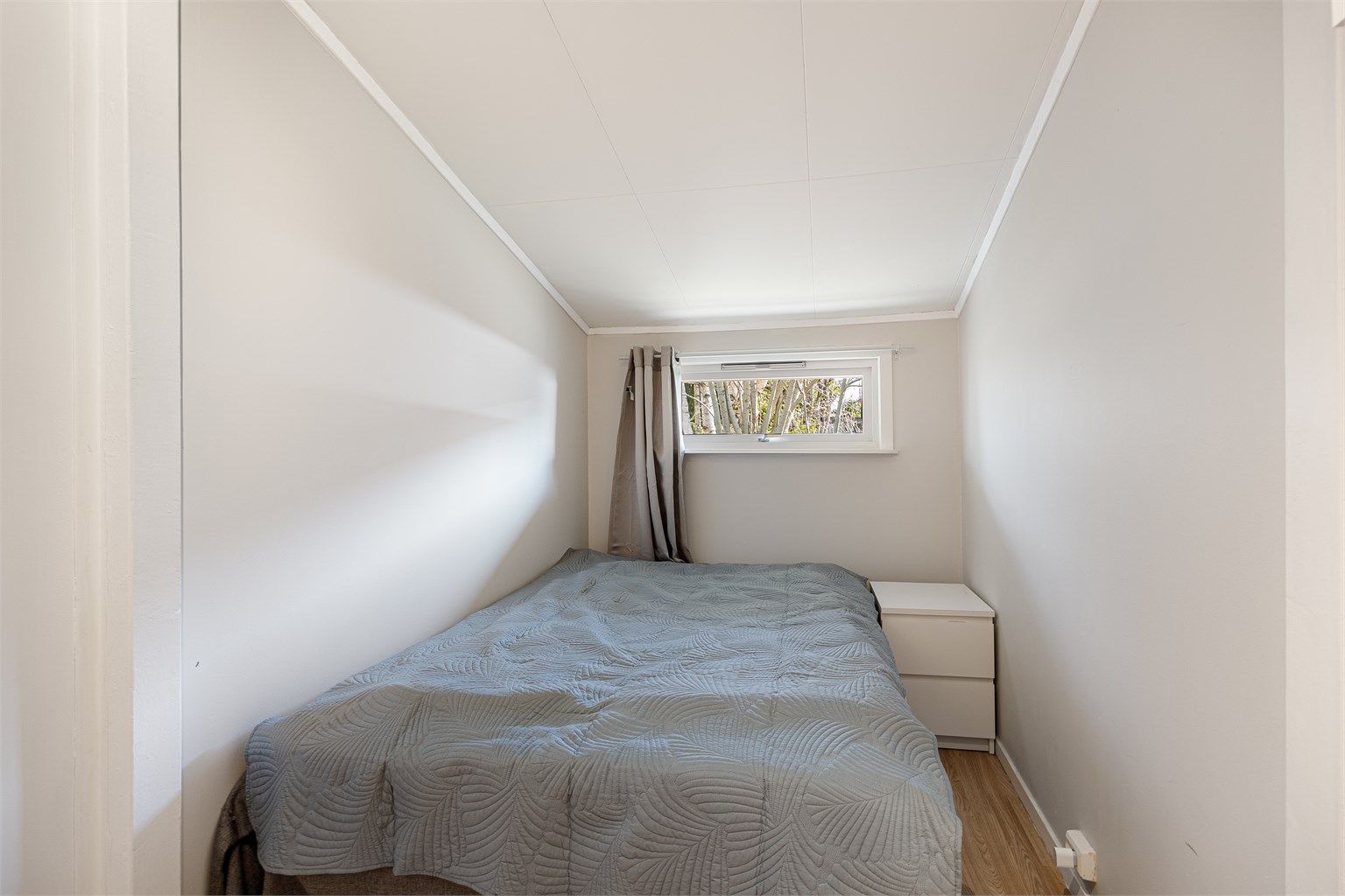 Rommet var opprinnelig tegnet som bod. Bruksendringen er en søknadspliktig endring som ikke er dokumentert godkjent hos kommunen.