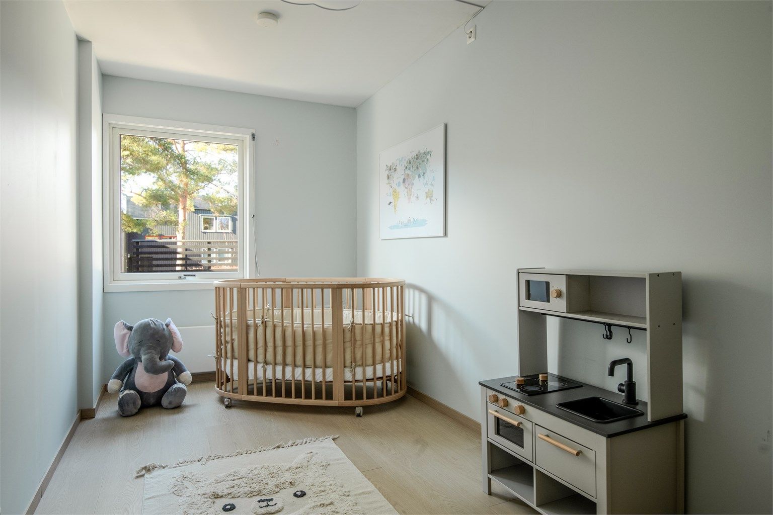 Det andre soverommet egner seg godt som barnerom, med plass til seng og lekeareal.