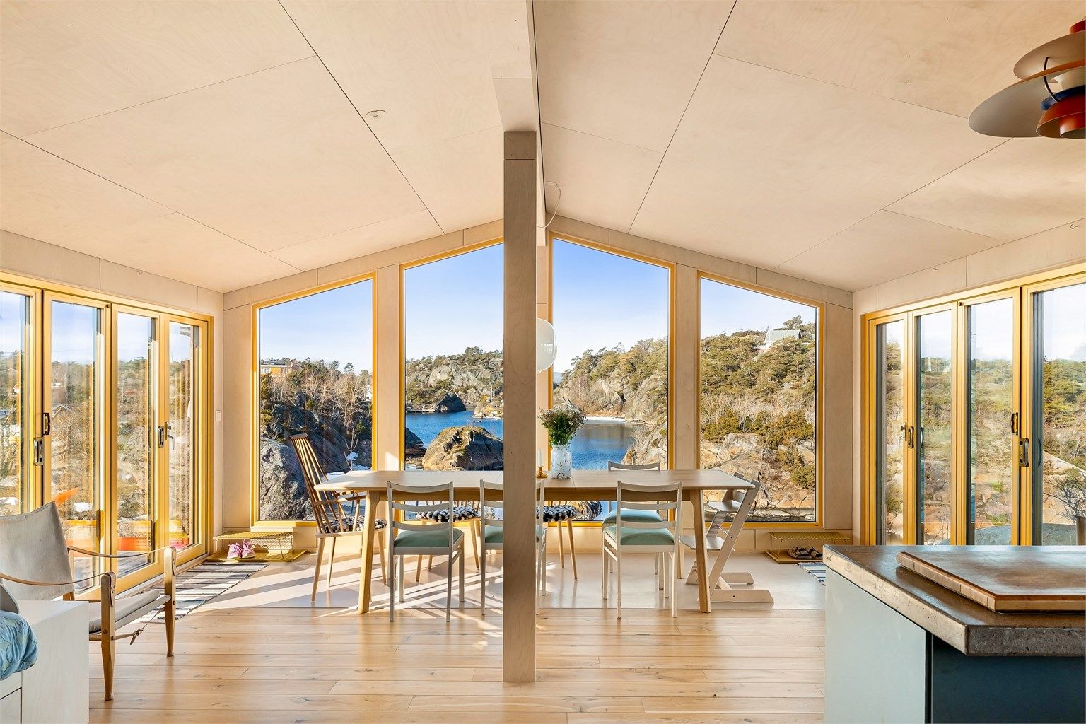 ÅPENHET: Dørene kan åpnes helt opp på begge sider mot terrassene. Med glass helt opp til himlingen får man frie siktlinjer gjennom hele hytta.