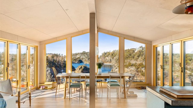 ÅPENHET: Dørene kan åpnes helt opp på begge sider mot terrassene. Med glass helt opp til himlingen får man frie siktlinjer gjennom hele hytta.