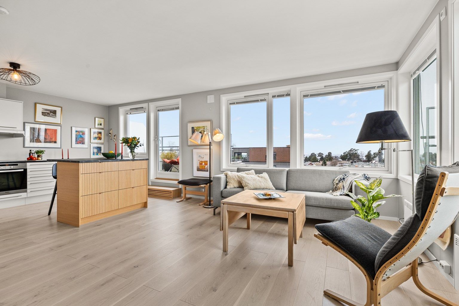 Velkommen til Steinhammerveien 6D - en solrik og innflytningsklar topp-/endeleilighet med heis, terrasse og balkong på totalt 33 kvm. utsikt og garasjeplass.