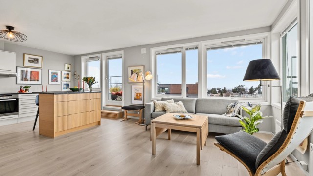 Velkommen til Steinhammerveien 6D - en solrik og innflytningsklar topp-/endeleilighet med heis, terrasse og balkong på totalt 33 kvm. utsikt og garasjeplass.