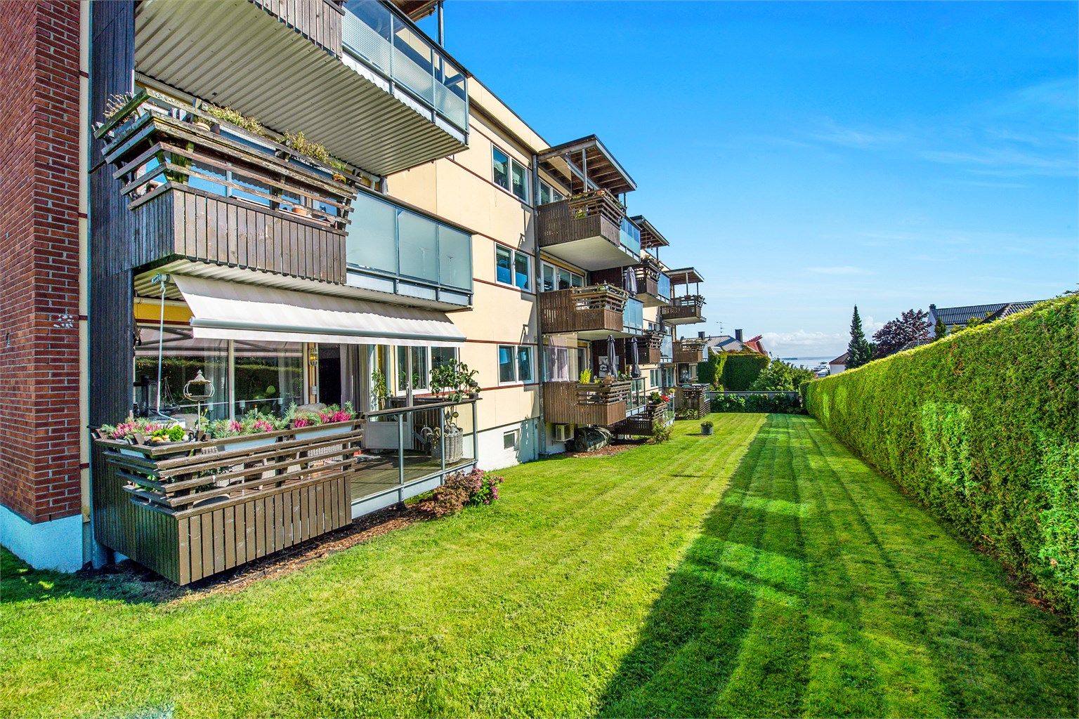 Velkommen ti Sentroveien 6B! Fordelaktig beliggenhet i 1. etg. og på ende.