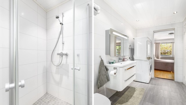 Skyvedør til ett av soverommene ble satt inn samtidig med etablering av det nye badet. Direkte tilgang til badet er like praktisk som bekvemmelig.