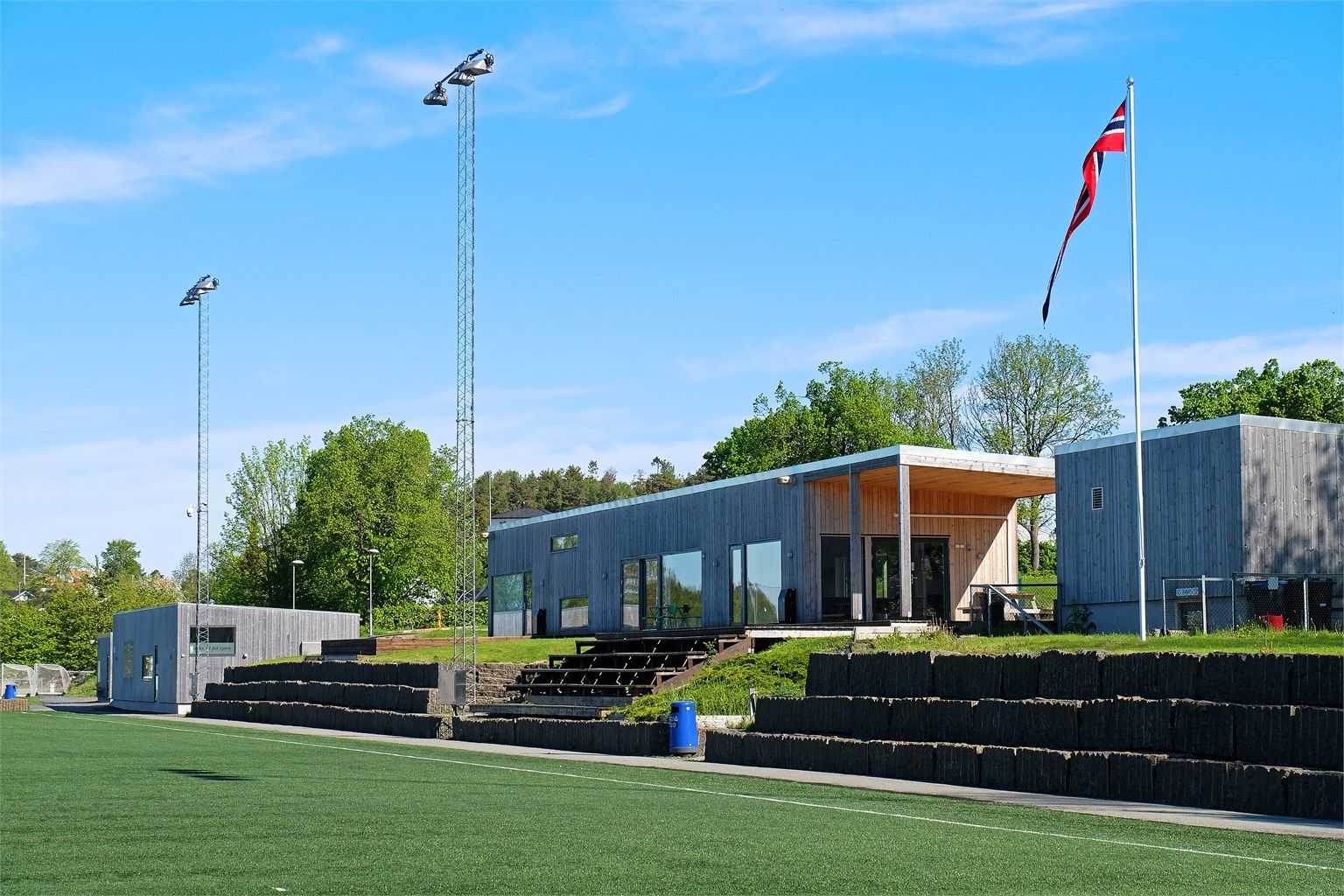 På Husøy ligger Husøy Arena – et flott og moderne fotballanlegg for Husøy & Føynland idrettsforening, med topp moderne fasiliteter og et aktivt, inkluderende klubbmiljø.