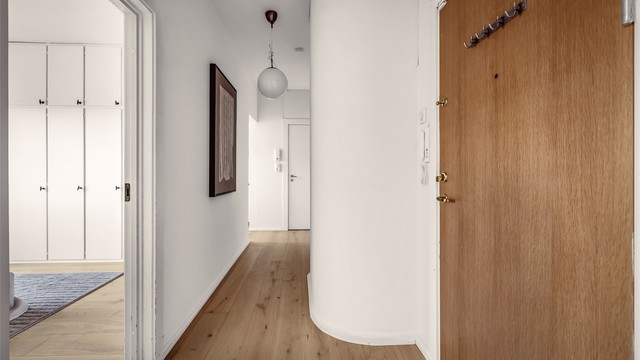 Med adkomst via felles trappeoppgang opp til 4. etasje kommer du inn til leiligheten. Lys og innbydende entré som skaper et godt førsteinntrykk av boligen.