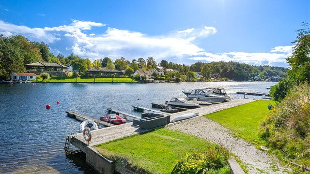Like nedenfor eiendommen er det bryggeanlegg med badestige og sandstrand som disponeres av beboerne på feltet.