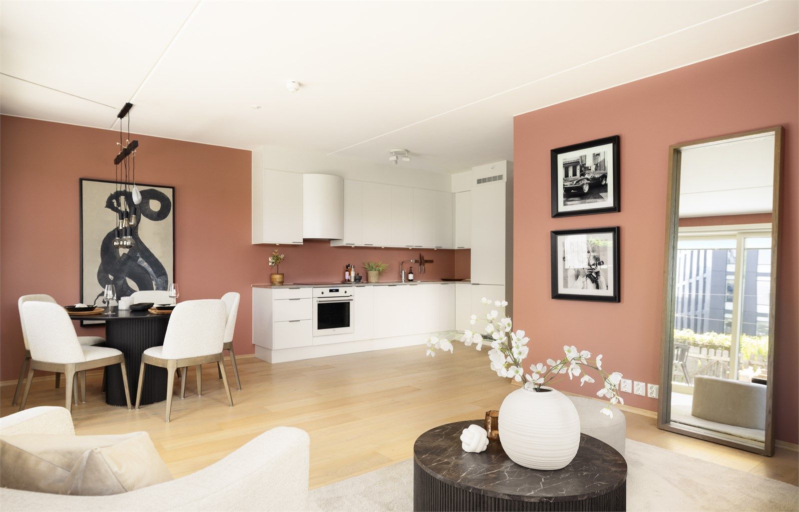 Leiligheten er fra 2020 og holder en moderne, tidsriktig standard med kvaliteter som balansert ventilasjon, 3-lags vinduer og moderne materialvalg.