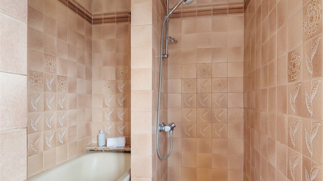 Badet har badekar og dusjnisje