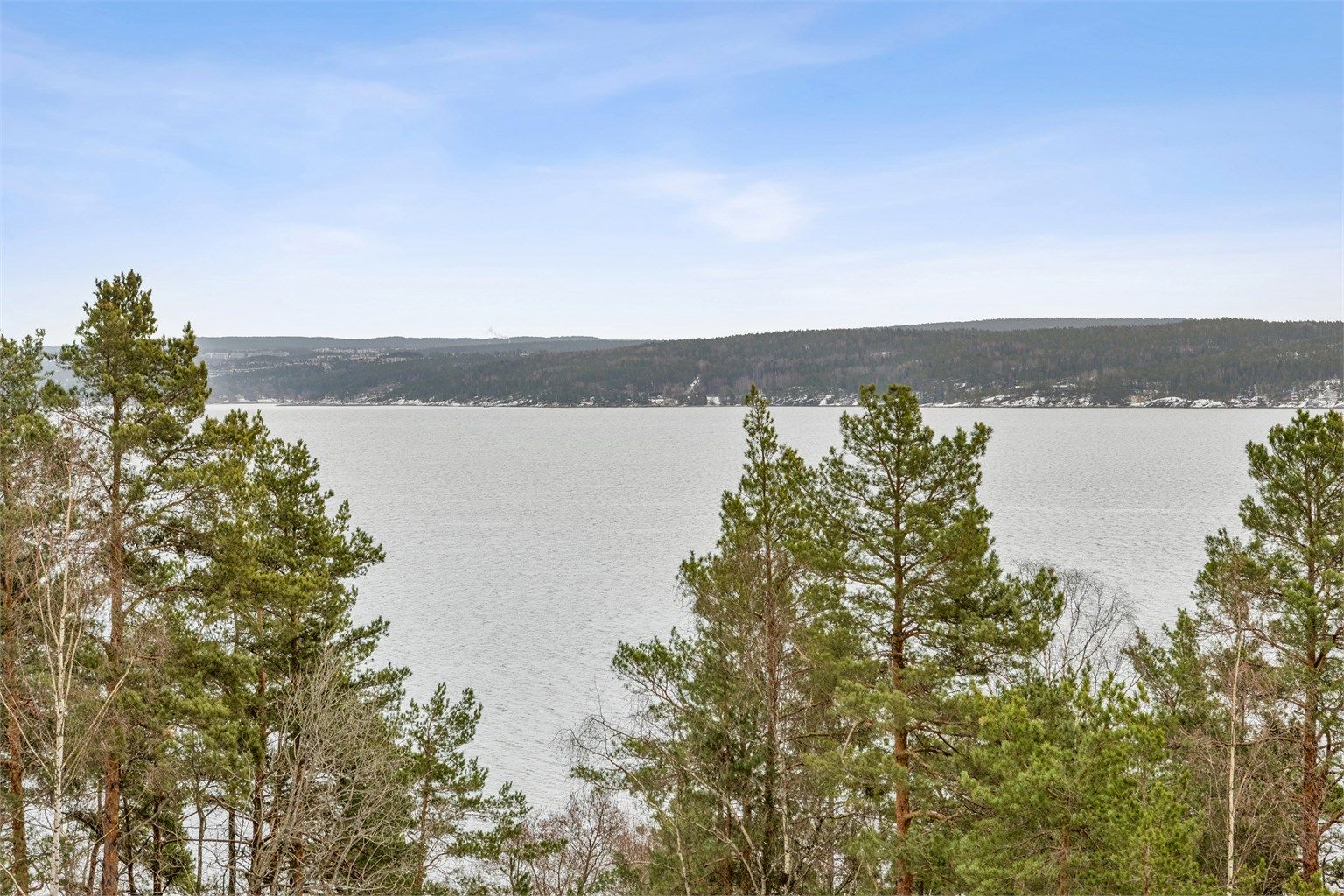 Eiendommen ligger landlig til med fantastisk fjordutsikt. Her ser man over til Ingierstrand og Svartskog.