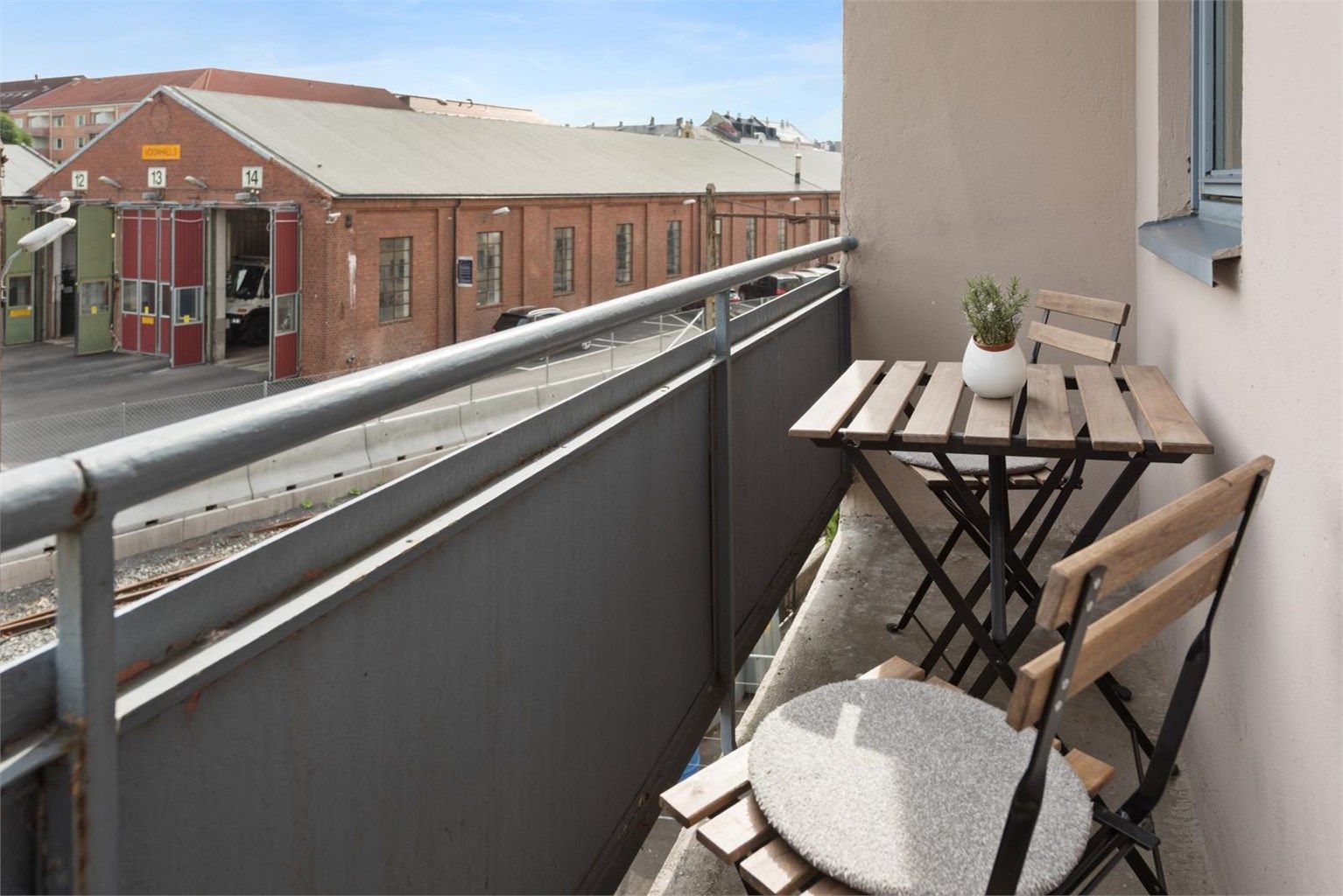 Leiligheten har egen privat balkong. I tillegg tilgang til delt balkong med en annen nabo.