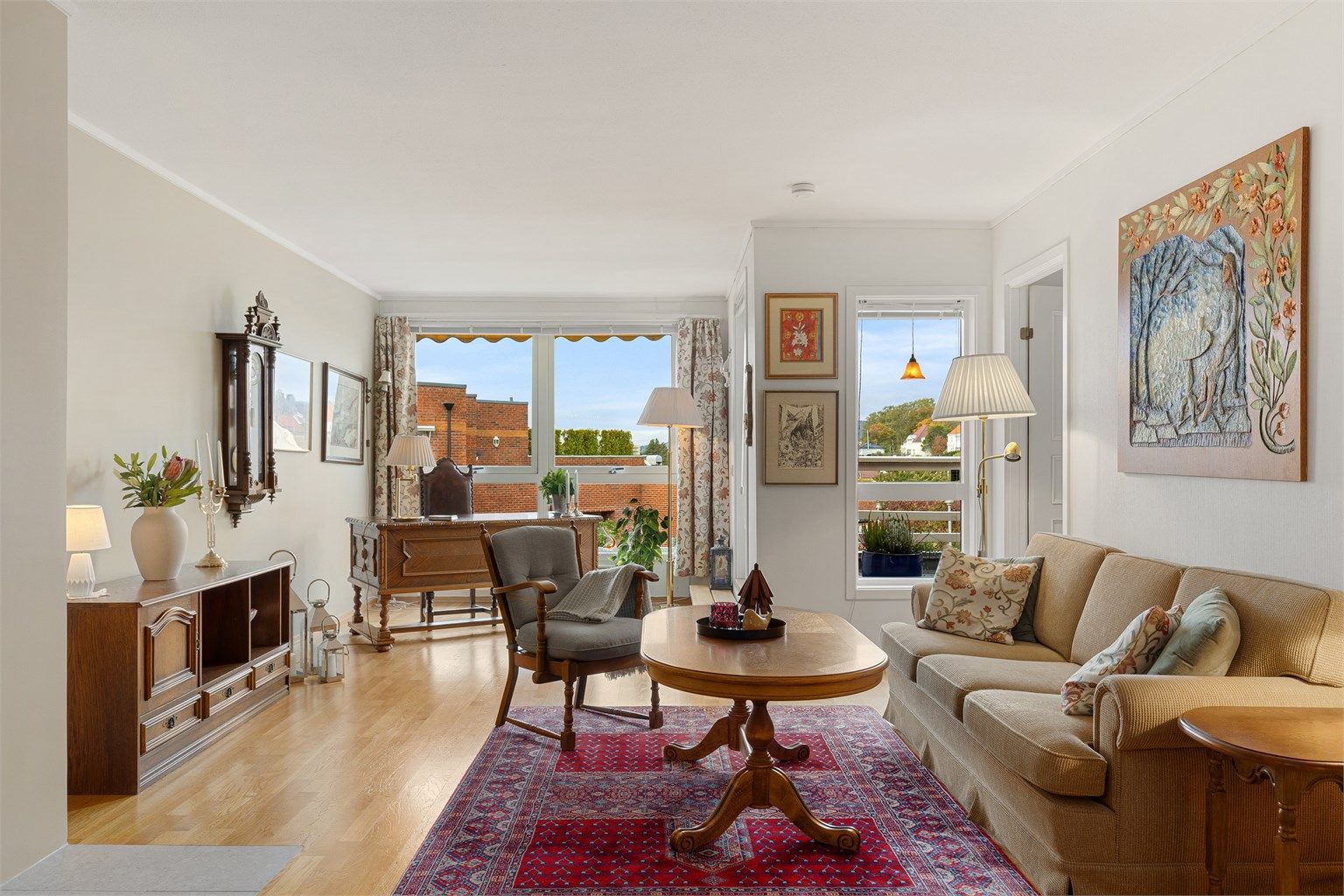 Leiligheten har en praktisk planløsning med store rom, separat kjøkken og mye lagringsplass