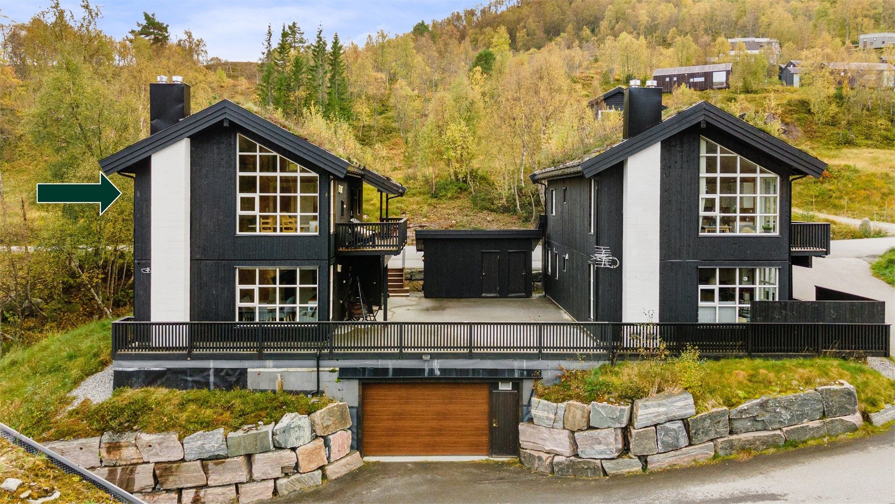 Fasade av sameiet med parkeringsanelgg i underetasjen