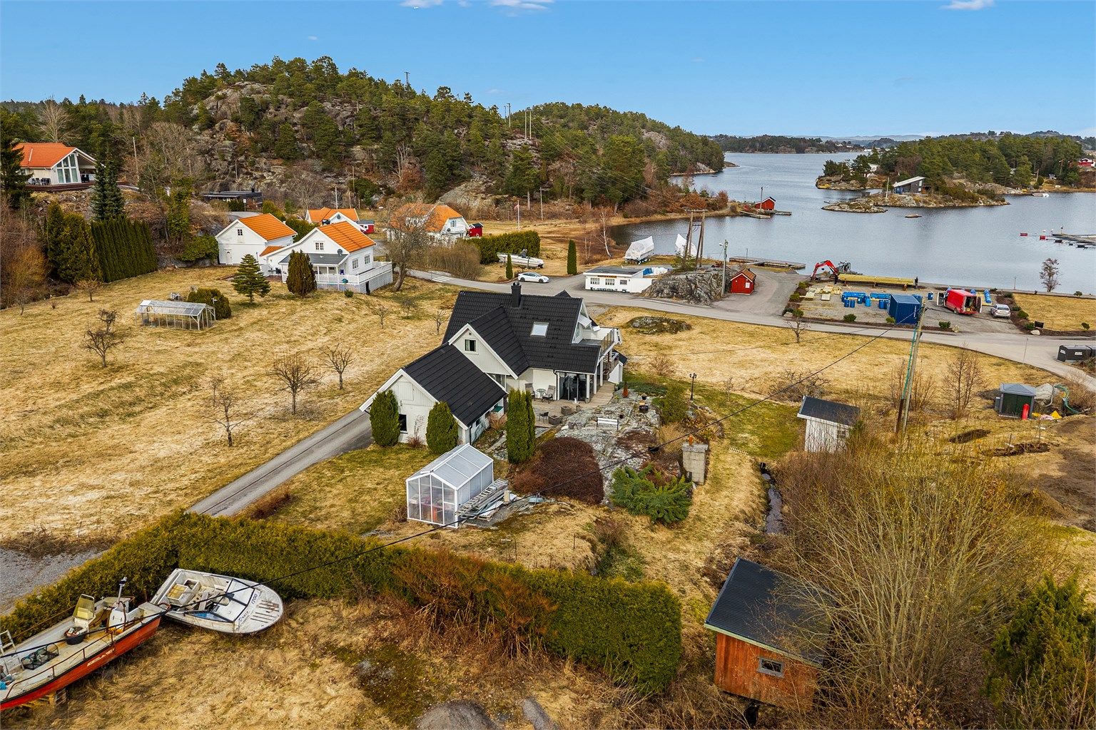 I Sekkekilen, på en liten kolle med gressletter rundt, ligger huset fint til med kort avstand til sjøen.