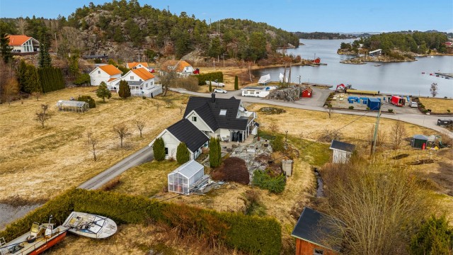 I Sekkekilen, på en liten kolle med gressletter rundt, ligger huset fint til med kort avstand til sjøen.