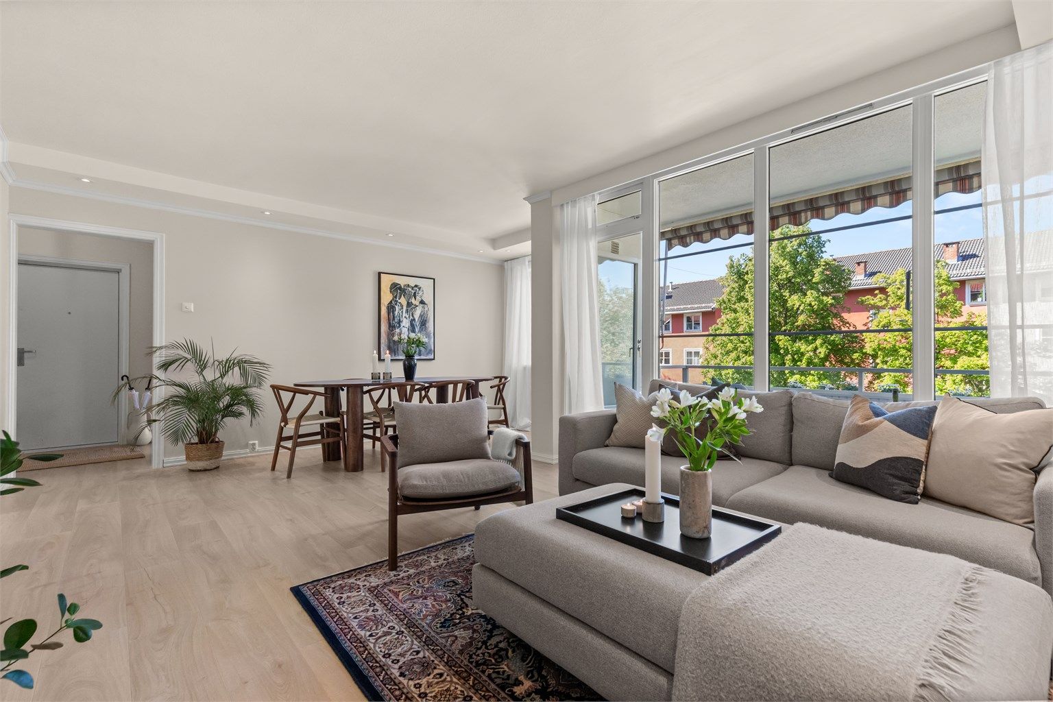 Lys og moderne stue med en innbydende atmosfære og god romfølelse. 

