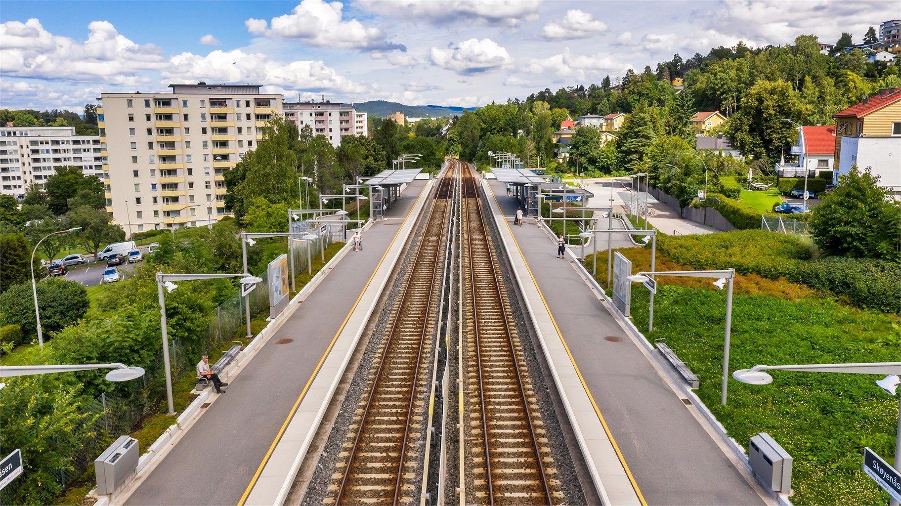 God offentlig kommunikasjon med 7 minutters gange til Høyenhall T-banestasjon (linje 1 og 4) og 11 minutter til Skøyenåsen T-banestasjon (linje 3.) 