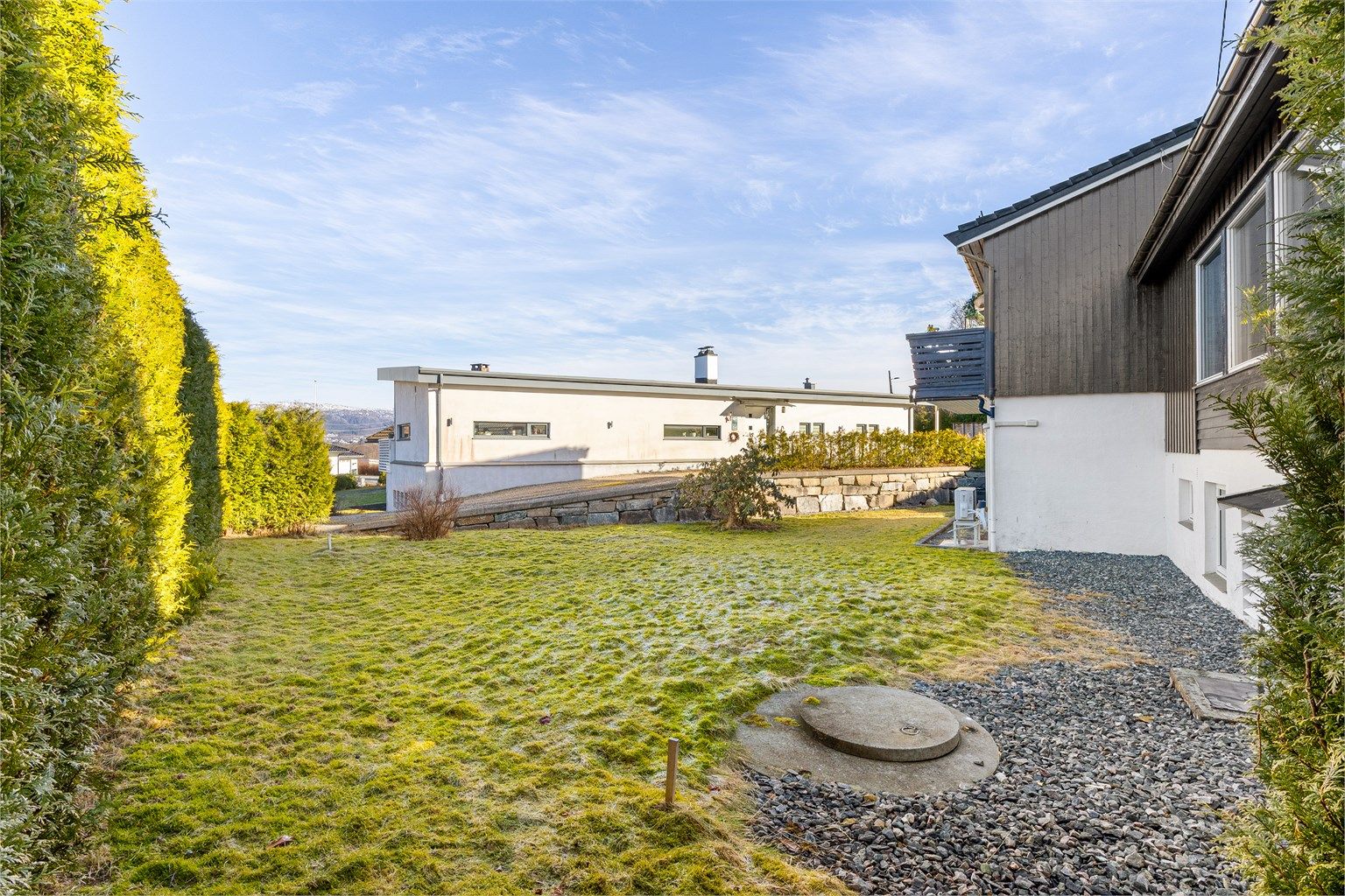 Barnevennlig og lettstelt hage. Fra kum er det lagt nye drensrør til tomtegrense mot nord. Drenering langs husvegg mot vest er renset og drensrør er lagt frem til kum på nordvegg. Fra kum er det videre lagt nye drensrør til tomtegrense mot nord.