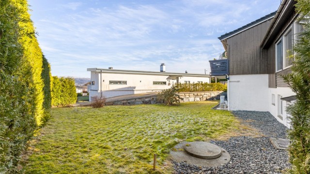 Barnevennlig og lettstelt hage. Fra kum er det lagt nye drensrør til tomtegrense mot nord. Drenering langs husvegg mot vest er renset og drensrør er lagt frem til kum på nordvegg. Fra kum er det videre lagt nye drensrør til tomtegrense mot nord.