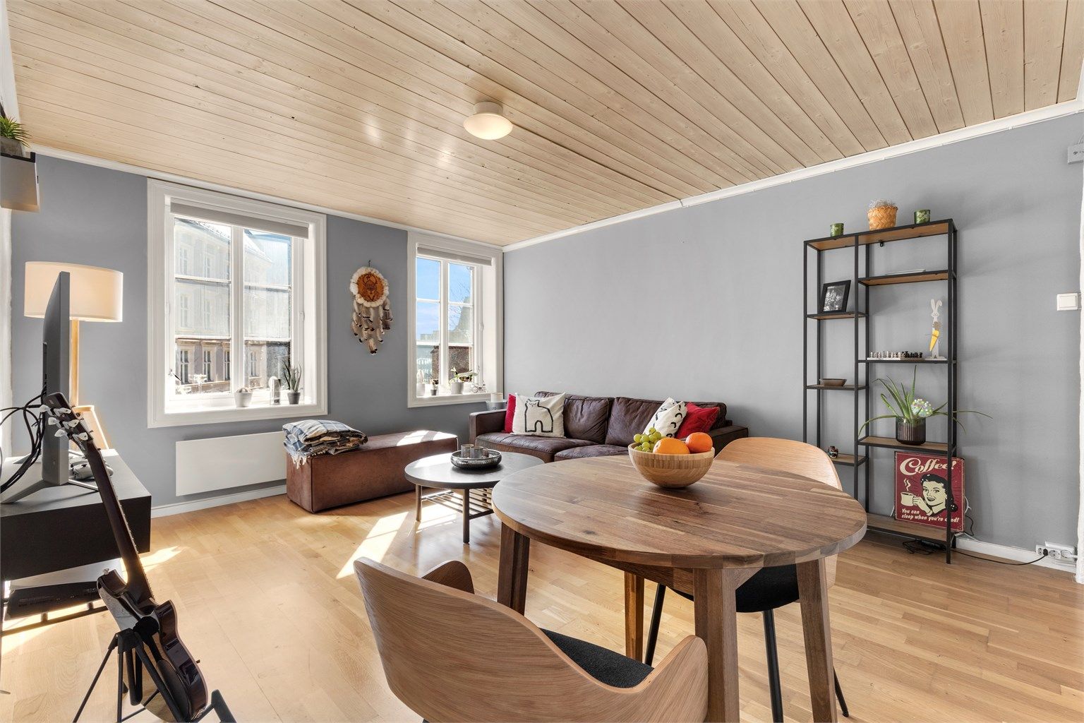  Lys og romslig stue med plass til sofagruppe, spisebord og annet ønsket møblement.