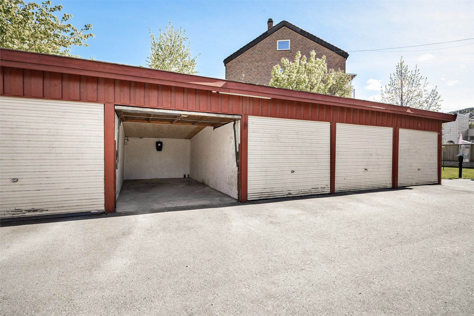 Leiligheten disponerer en parkeringsplass i garasje. Det ble installert El-lader i garasjen regi av borettslaget i 2024.