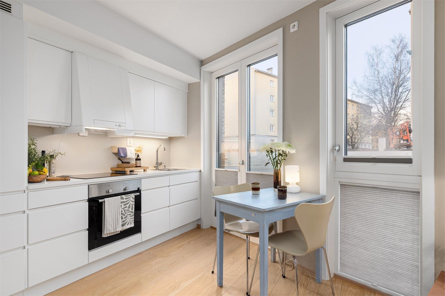 Bygget er fra 2017 og leiligheten holder en god standard med blant annet vannbåren gulvvarme i alle gulv