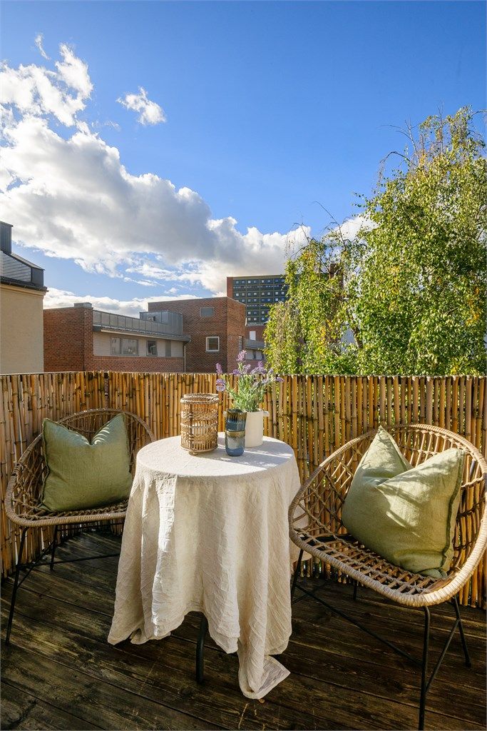 Leiligheten ligger kun 8 minutter gange fra både Tøyen og Grønland T, hvor alle banens linjer stopper. 