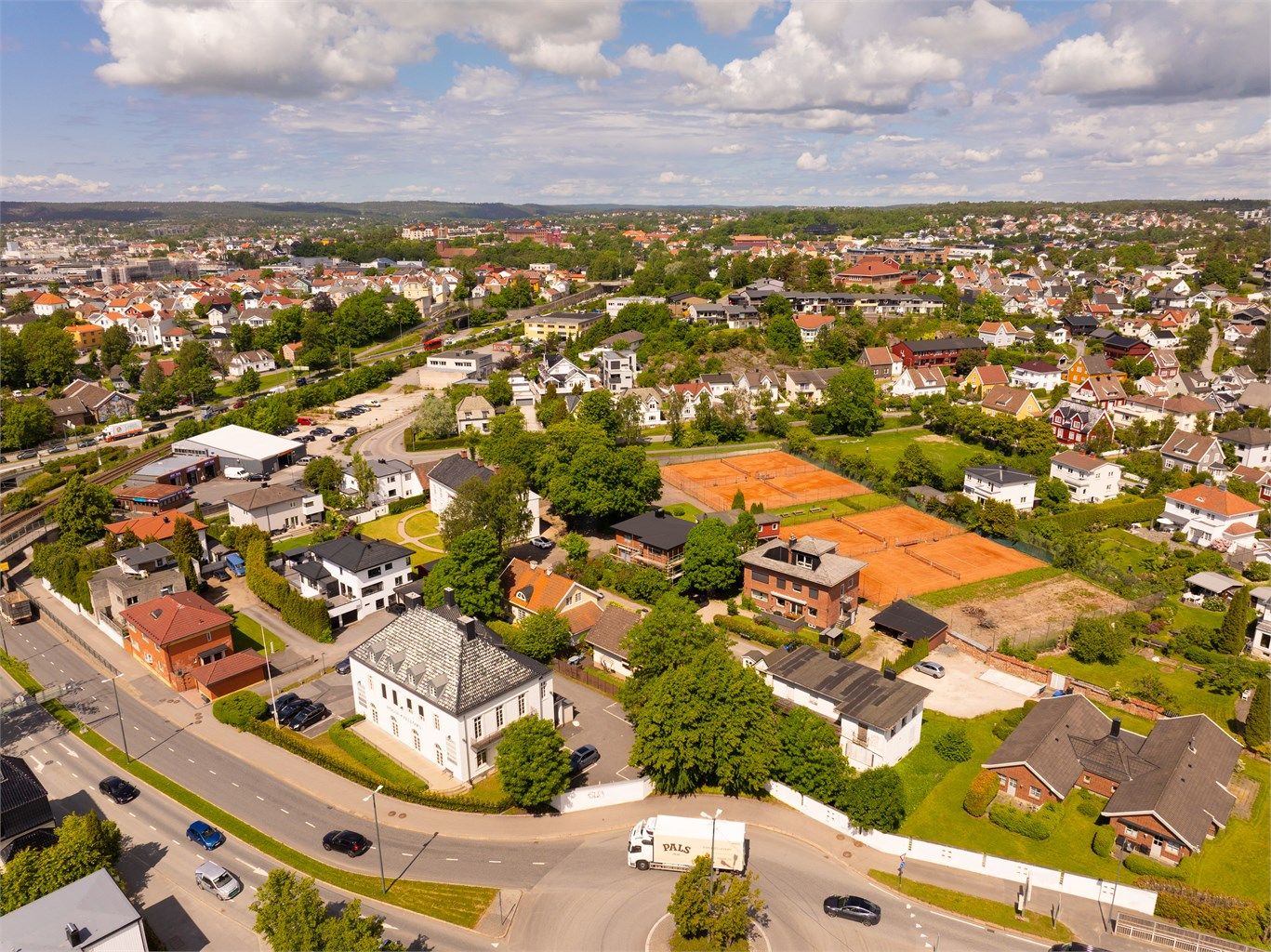 Her ble boligtomter parsellert ut fra den store hagen knyttet til St.Croix hovedgård, som den dag i dag er et velkjent innslag i nabolaget - like over gaten for 10D.