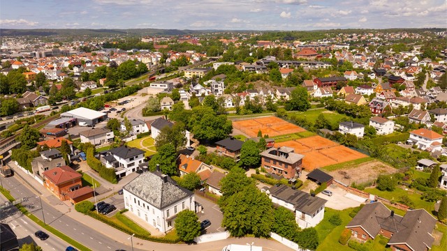 Her ble boligtomter parsellert ut fra den store hagen knyttet til St.Croix hovedgård, som den dag i dag er et velkjent innslag i nabolaget - like over gaten for 10D.