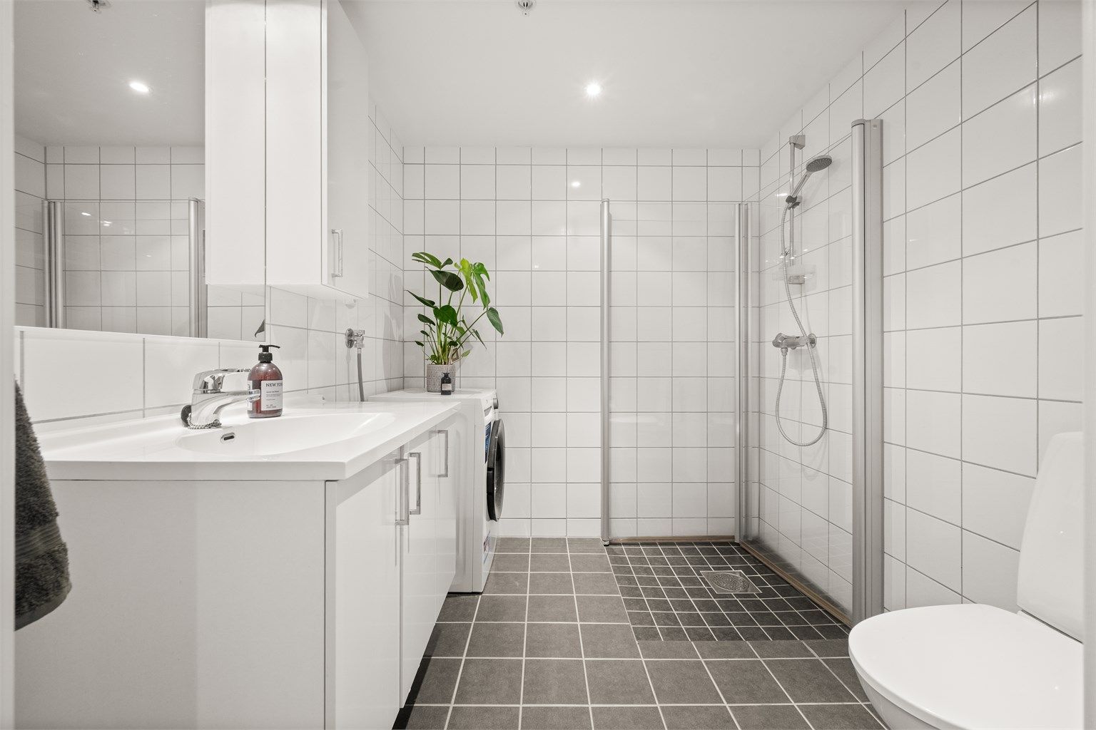 Stort, flislagt bad med elektrisk gulvvarme og downlights. 