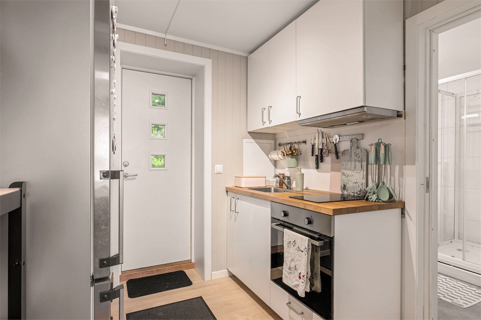 Hybelen ble etablert i 2018, med blant annet nytt kjøkken som også fyller rollen som entré. Kjøkkeninnredningen er fra IKEA.