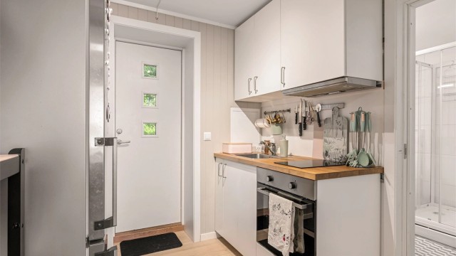 Hybelen ble etablert i 2018, med blant annet nytt kjøkken som også fyller rollen som entré. Kjøkkeninnredningen er fra IKEA.