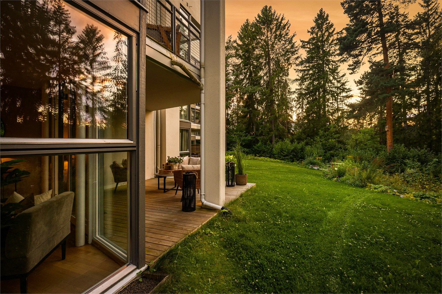 Videre adkomst til den frodige, felles hagen.