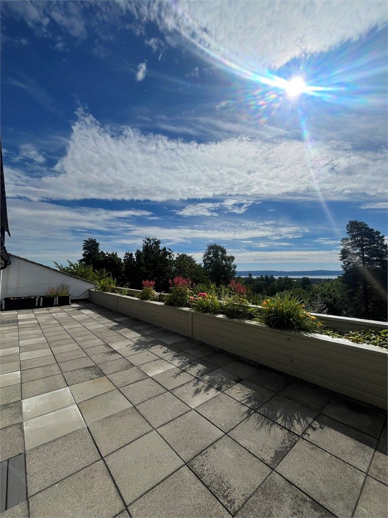 Terrassen er på hele 66kvm med fin utsikt over Oslofjorden. 
