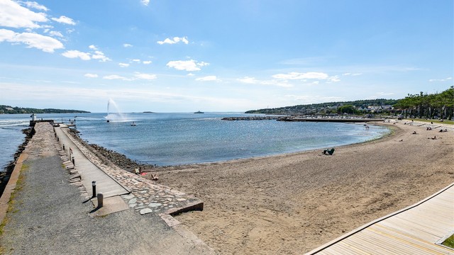 På fine sommerdager er det yrende liv på byens store paradestrand Sjøbadet.