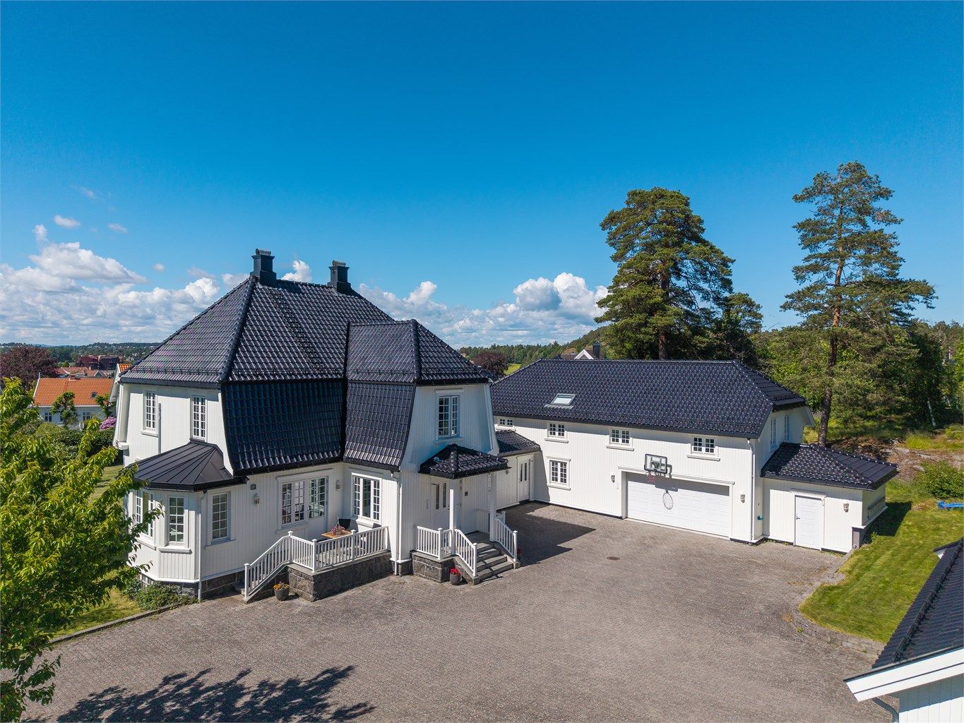 Integrert og frittstående dobbelgarasjer. Stor og usjenert have med gode solforhold og privat adkomst, fullfører helheten. En unik og sjelden eiendom !