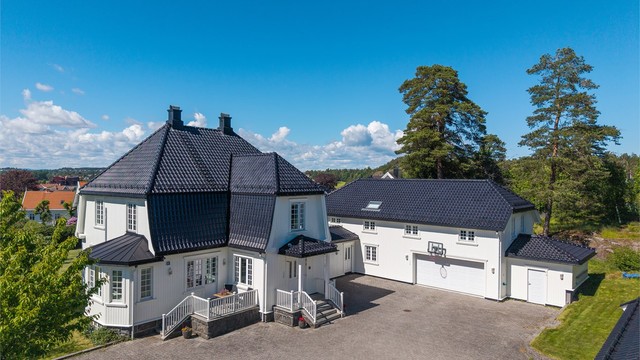 Integrert og frittstående dobbelgarasjer. Stor og usjenert have med gode solforhold og privat adkomst, fullfører helheten. En unik og sjelden eiendom !
