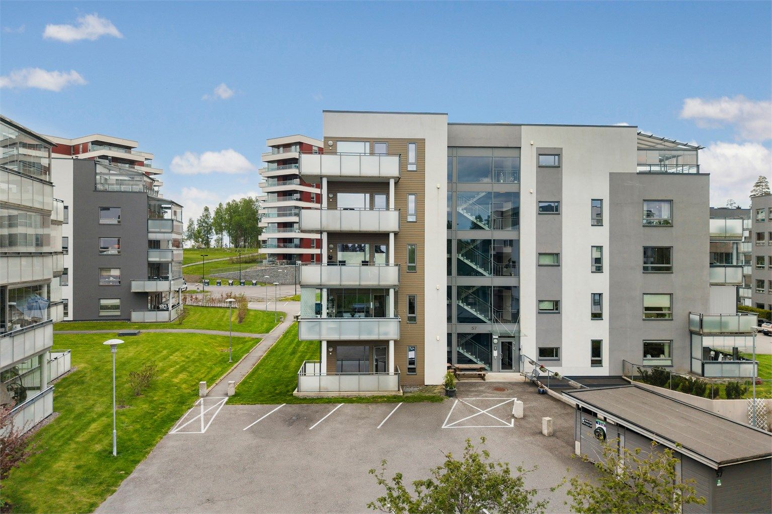 Oversikt over eiendommen og de omkringliggende bygningene.