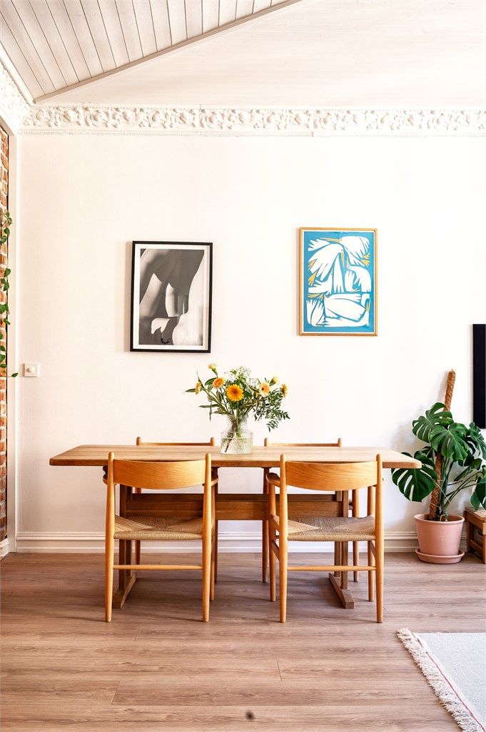 Stuen har god plass til både sofagruppe og en romslig spiseplass for sosiale sammenkomster.